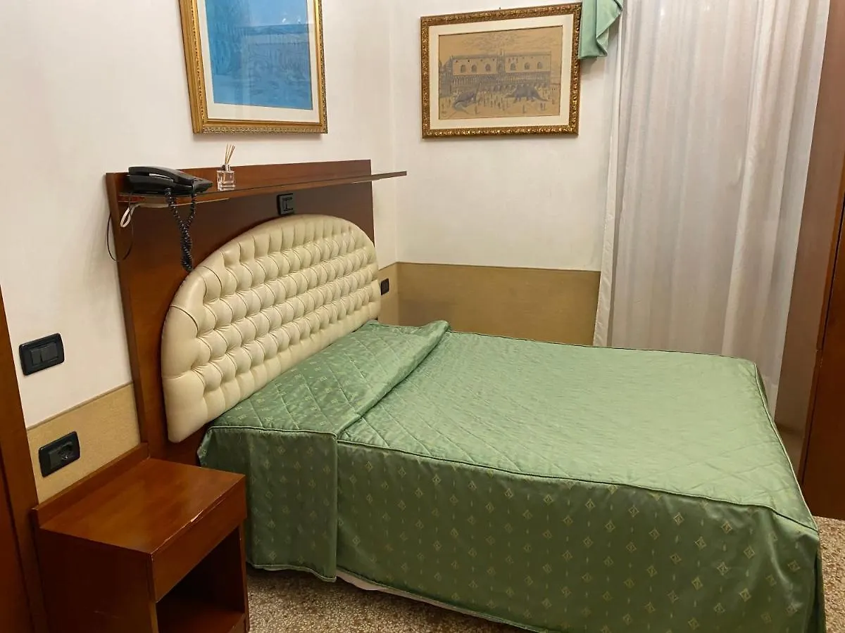 **  Atlantide Hotel Venecia Italia